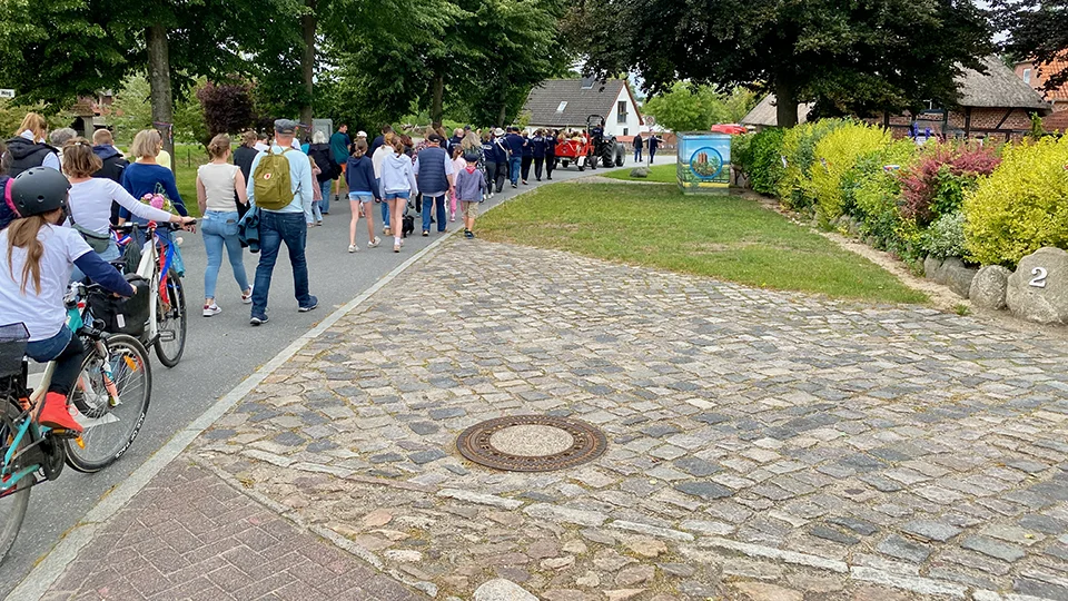 Umzug durch Tröndel