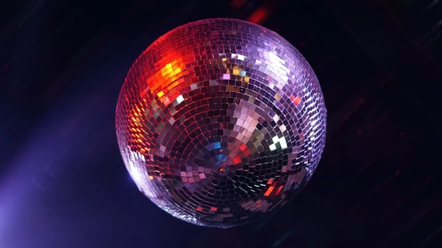 Glitzer, Beats & Ballons: Kinderdisco bringt das DGH zum Beben